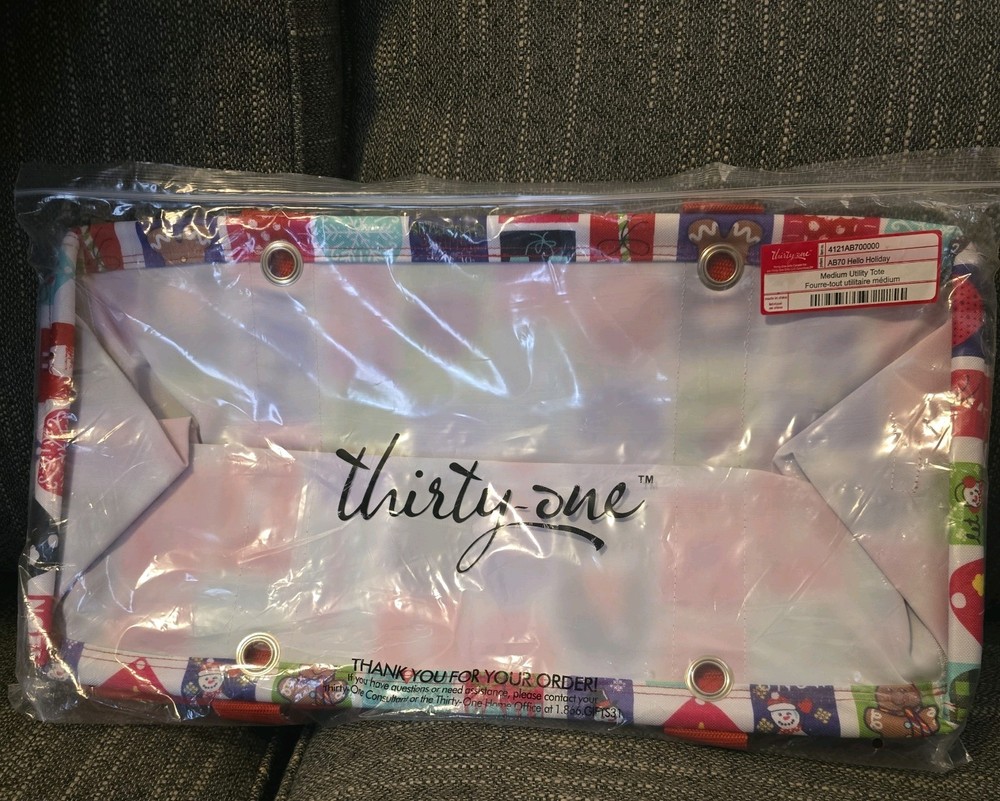 THIRTY-ONE MEDIUM UTILITY TOTE (new) Christmas Name Tag print AB70 Hello Holiday