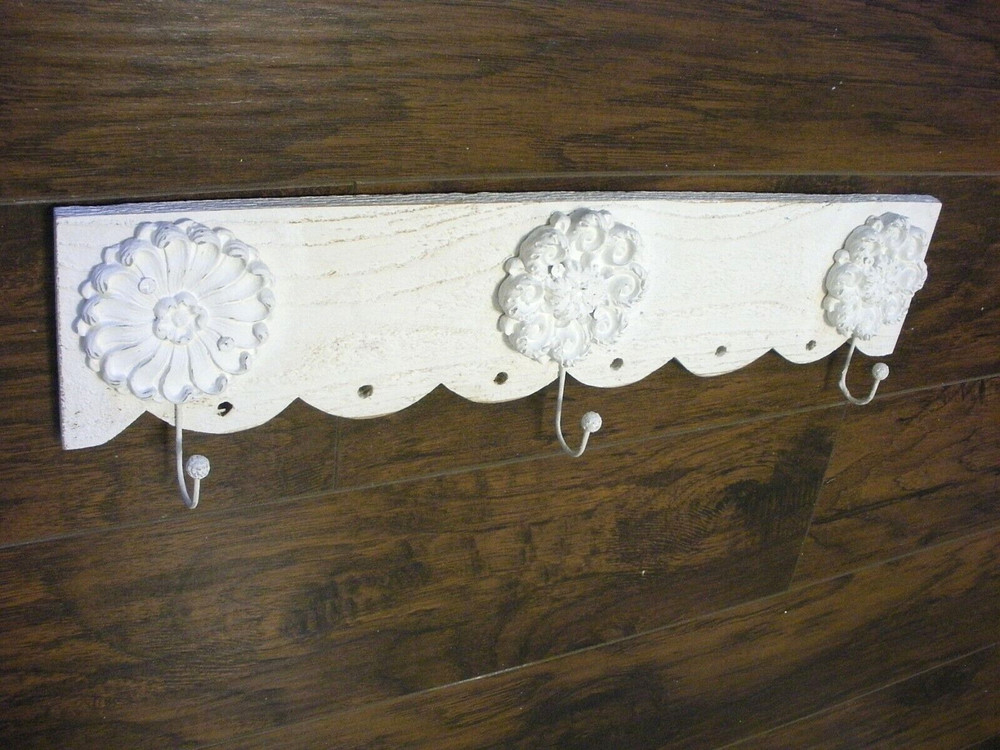 ** NEW ** 24″ Wood Coat Jacket Hat Towel Rack Board Wall White Rustic Flowers
