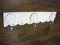 ** NEW ** 24″ Wood Coat Jacket Hat Towel Rack Board Wall White Rustic Flowers