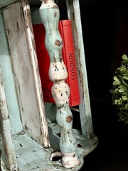 VTG Handpainted Solid Wood Farmhouse/Distressed Spindle Magazine/Newspaper Rack