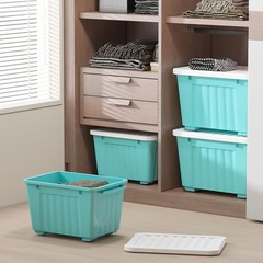 72QT/97QT stackable wheeled storage boxes with lids, suitable for family storage