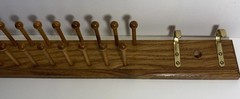 VTG SOLID OAK WALL/DOOR MOUNTED, 24 PEG/4 BRASS HOOKS TIES/SCARVES/BELTS ORGNZR.