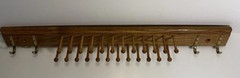VTG SOLID OAK WALL/DOOR MOUNTED, 24 PEG/4 BRASS HOOKS TIES/SCARVES/BELTS ORGNZR.