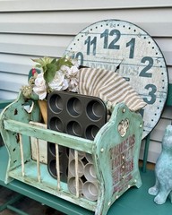 VTG Handpainted Solid Wood Farmhouse/Distressed Spindle Magazine/Newspaper Rack