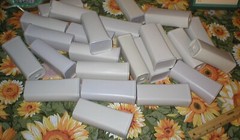 25 EMPTY PLASTIC CONTAINERS WITH LIDS 6-1/4″ X 2-1/2″ SOLD AS IS